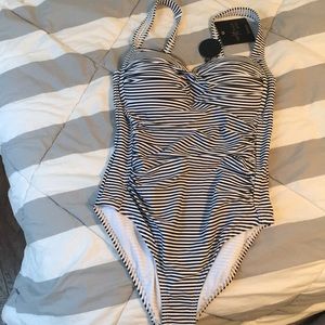 NWT Nip-tuck bathing suit size US size 6